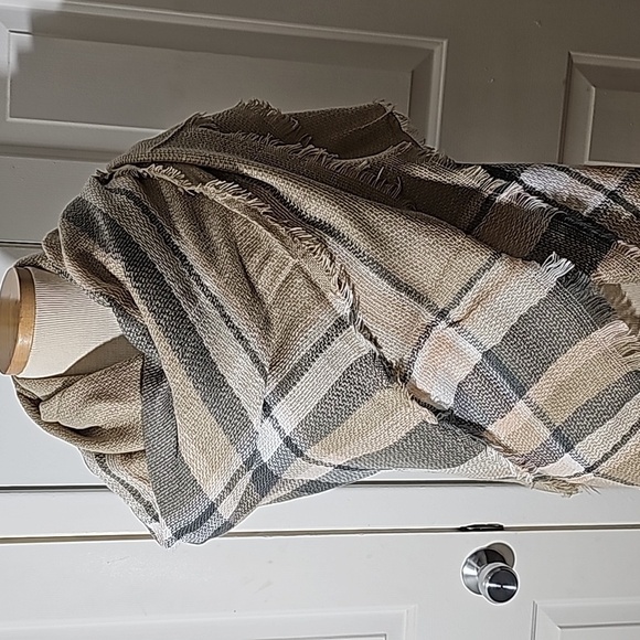 Riah Fashion large square scarf. New with tags. Gray plaid. - Picture 2 of 8